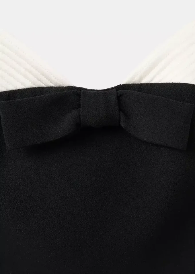 Abito con fiocco a contrasto Abito con fiocco a contrasto