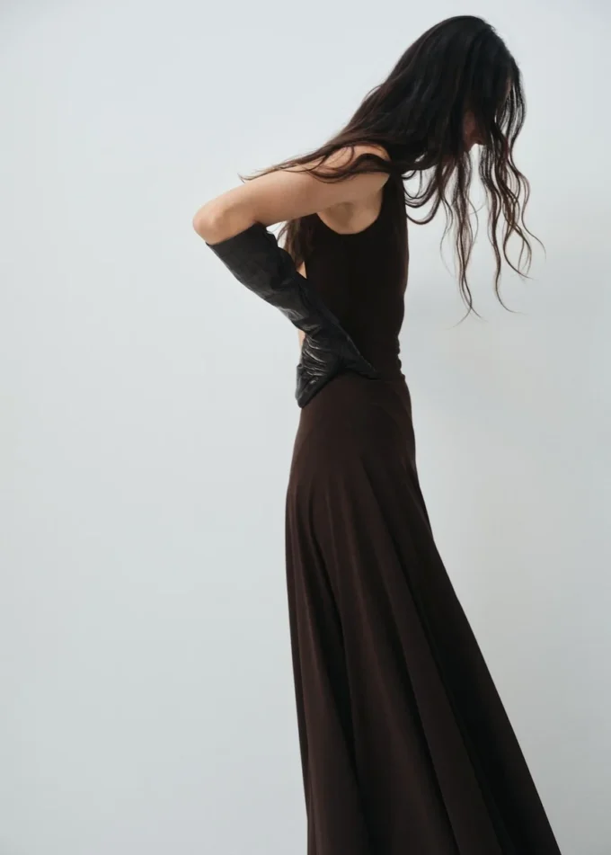 Abito con godet e apertura sul retro Abito con godet e apertura sul retro