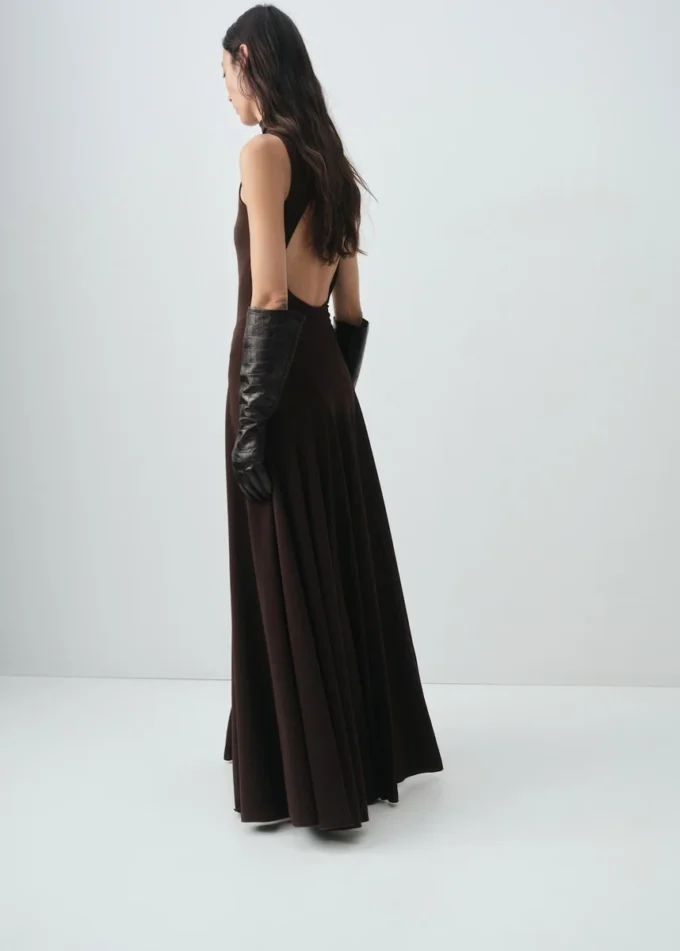 Abito con godet e apertura sul retro Abito con godet e apertura sul retro