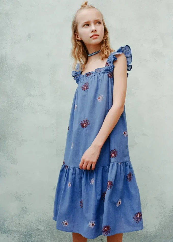 Abito con ricami floreali Abito con ricami floreali