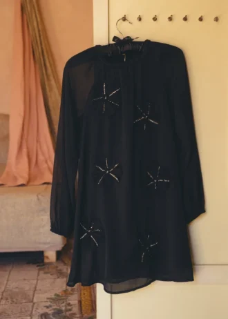 Abito con ricami floreali