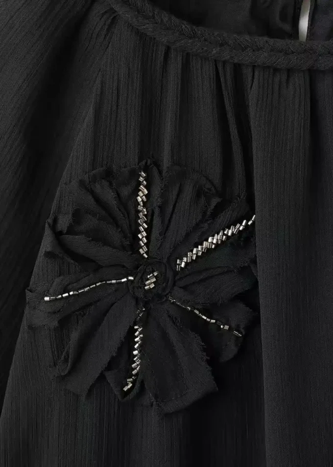 Abito con ricami floreali Abito con ricami floreali