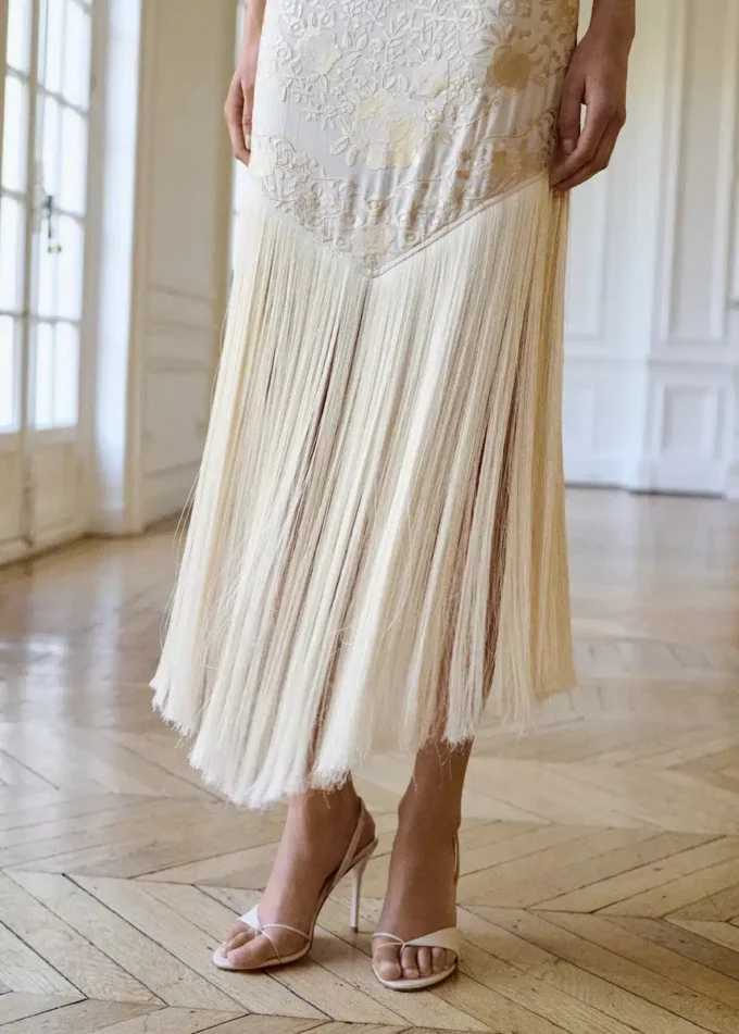 Abito con ricami floreali e dettagli con frange Abito con ricami floreali e dettagli con frange