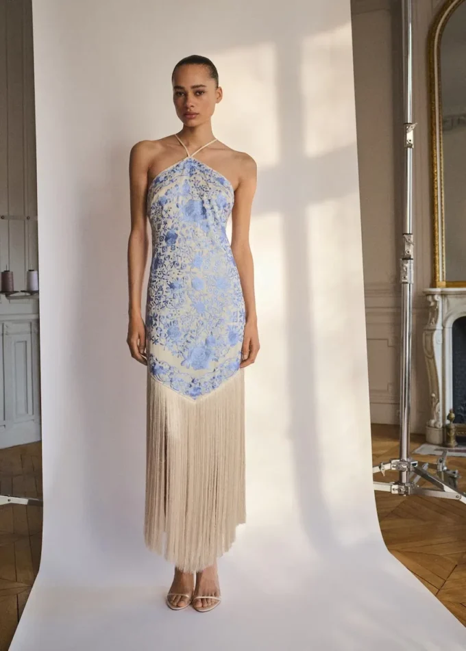 Abito con ricami floreali e dettagli con frange Abito con ricami floreali e dettagli con frange