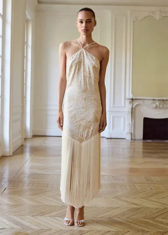 Abito con ricami floreali e dettagli con frange Abito con ricami floreali e dettagli con frange