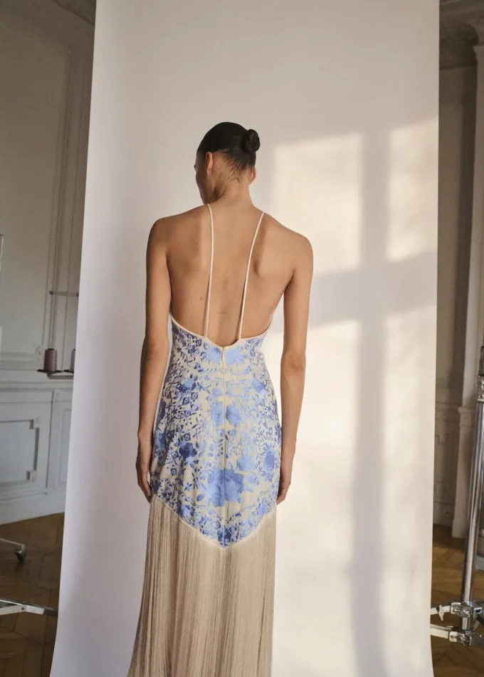 Abito con ricami floreali e dettagli con frange Abito con ricami floreali e dettagli con frange