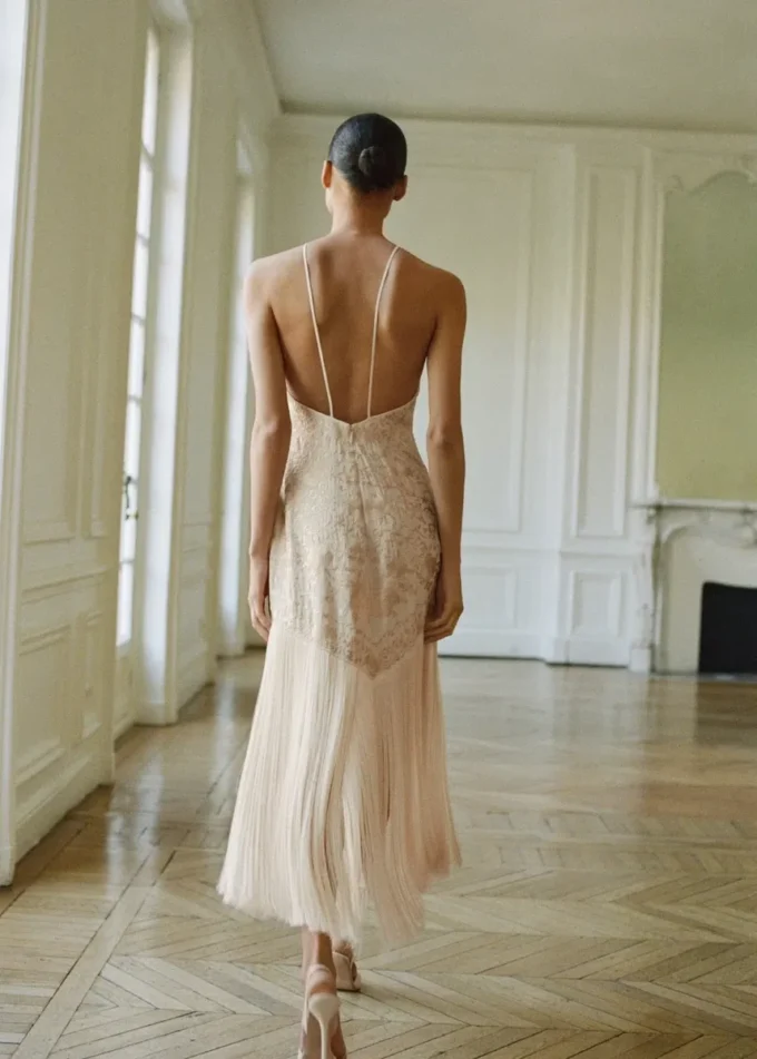 Abito con ricami floreali e dettagli con frange Abito con ricami floreali e dettagli con frange