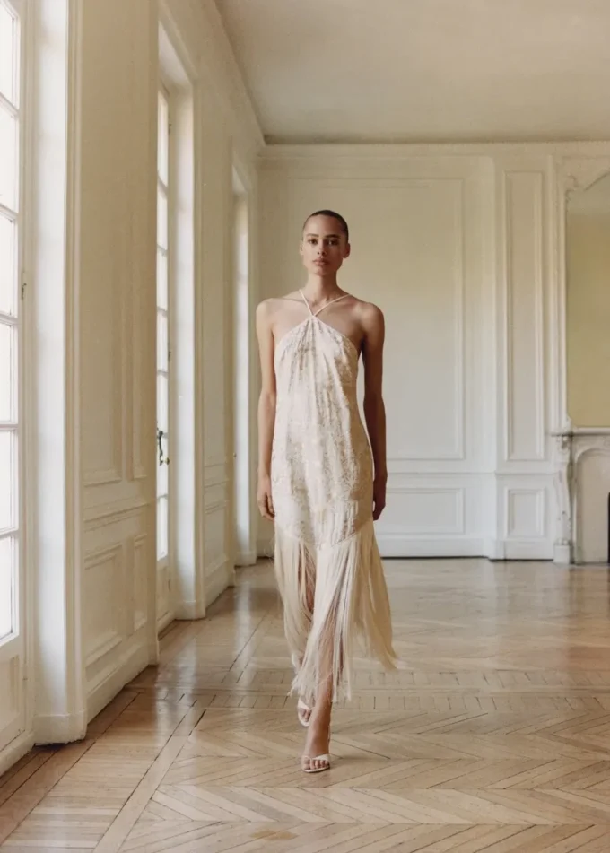 Abito con ricami floreali e dettagli con frange Abito con ricami floreali e dettagli con frange