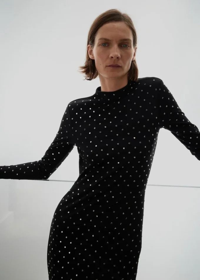 Abito con schiena scoperta e cristalli Abito con schiena scoperta e cristalli