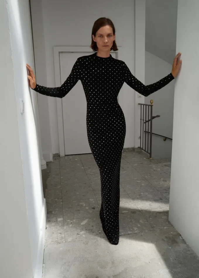 Abito con schiena scoperta e cristalli Abito con schiena scoperta e cristalli