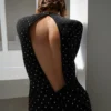 Abito con schiena scoperta e cristalli Abito con schiena scoperta e cristalli