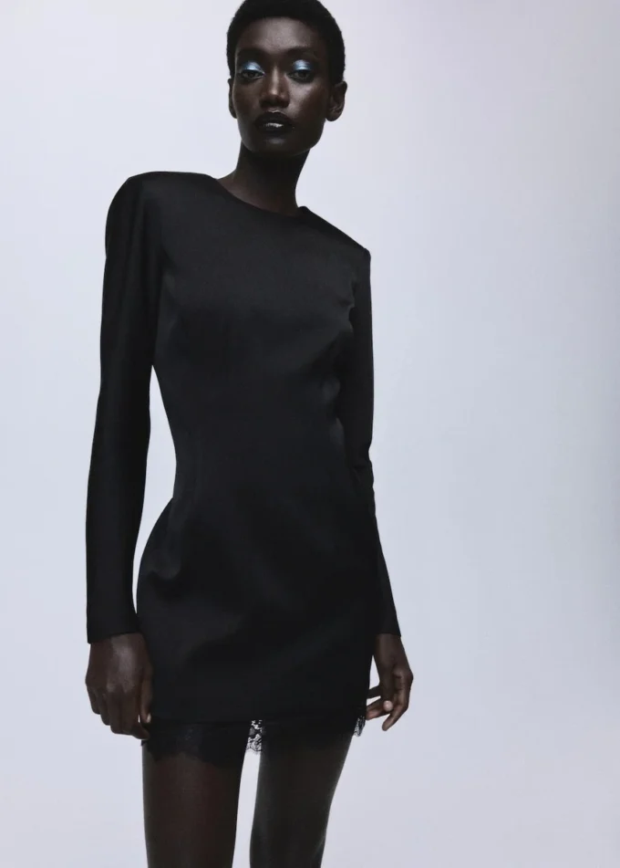 Abito con schiena scoperta e orlo con bordino in pizzo Abito con schiena scoperta e orlo con bordino in pizzo