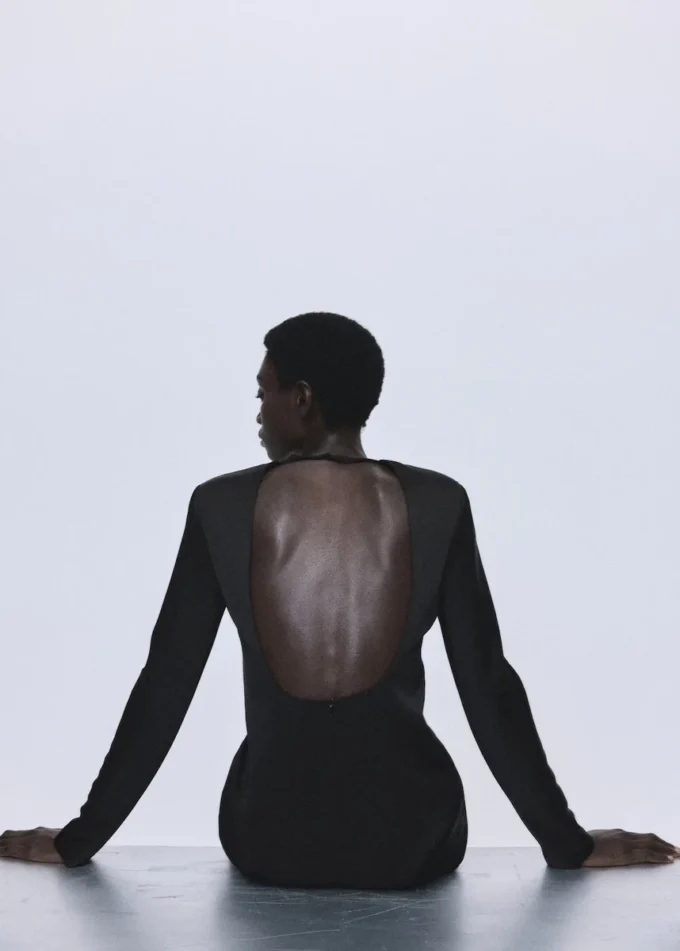 Abito con schiena scoperta e orlo con bordino in pizzo Abito con schiena scoperta e orlo con bordino in pizzo