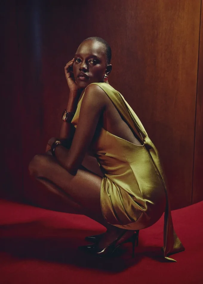 Abito con schiena scoperta effetto raso Abito con schiena scoperta effetto raso