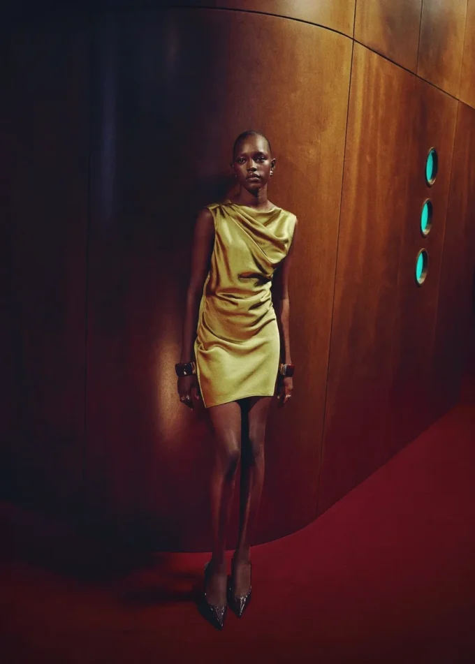 Abito con schiena scoperta effetto raso Abito con schiena scoperta effetto raso