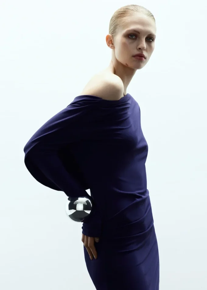 Abito con schiena scoperta in maglia fine Abito con schiena scoperta in maglia fine