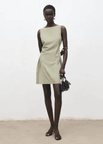 Abito con scollo a barchetta e pieghe