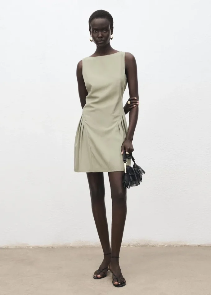 Abito con scollo a barchetta e pieghe Abito con scollo a barchetta e pieghe