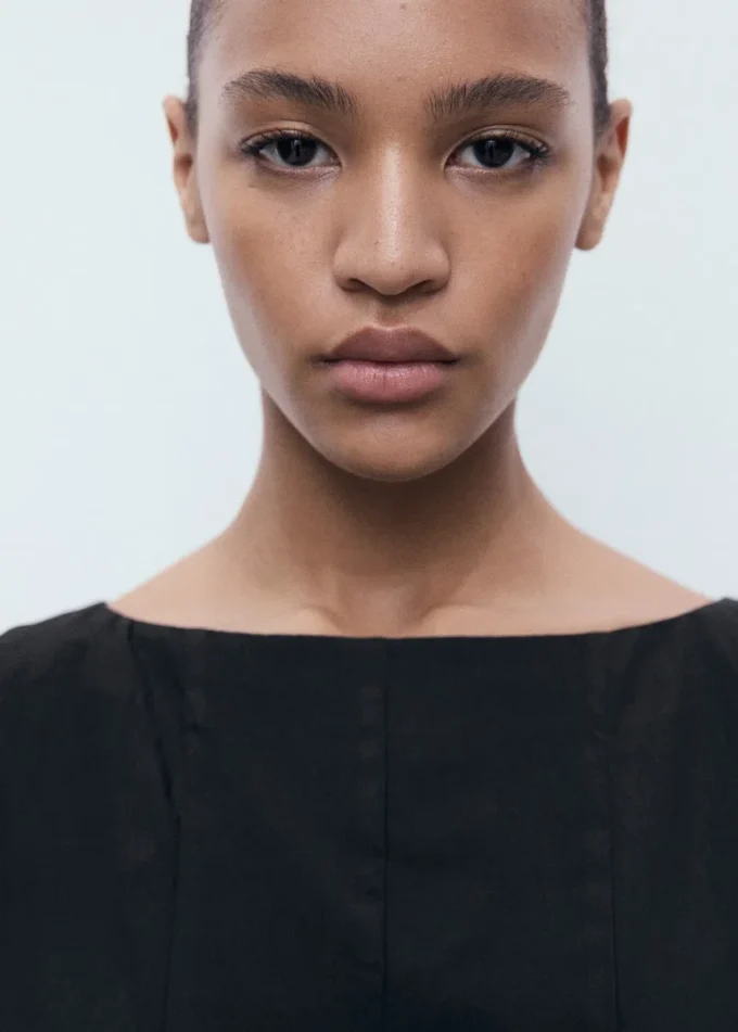 Abito con scollo a barchetta e pieghe Abito con scollo a barchetta e pieghe