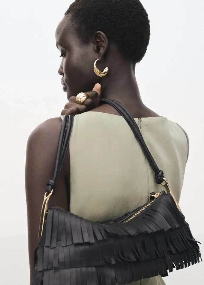 Abito con scollo a barchetta e pieghe Abito con scollo a barchetta e pieghe