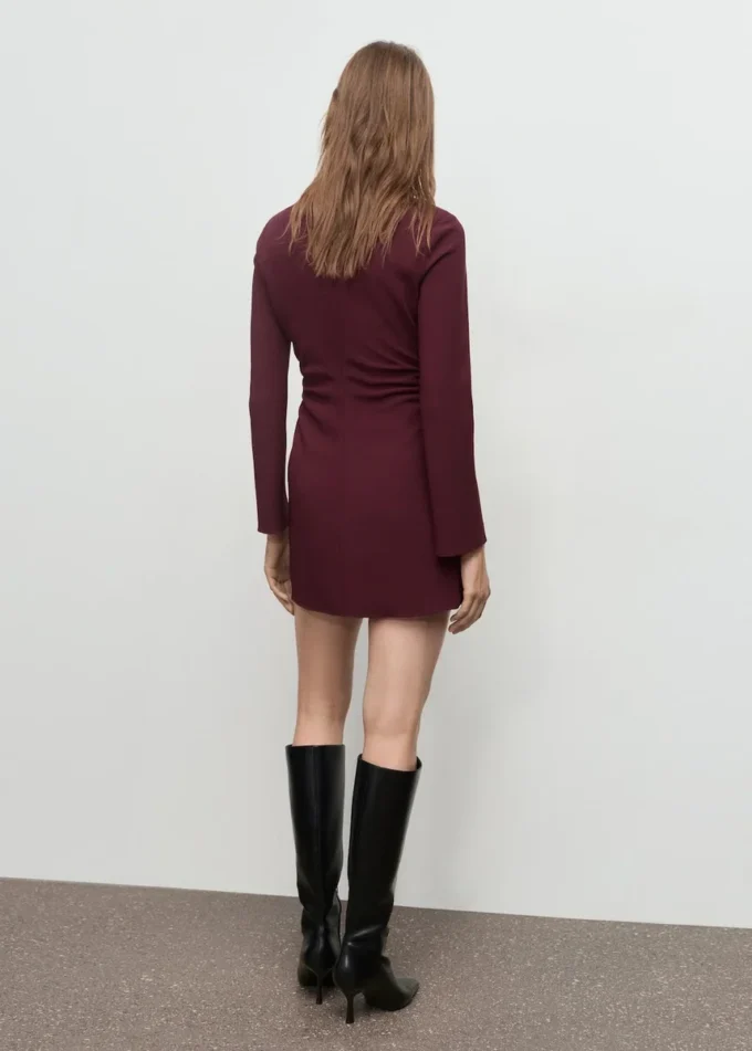 Abito con scollo a barchetta e ruches Abito con scollo a barchetta e ruches