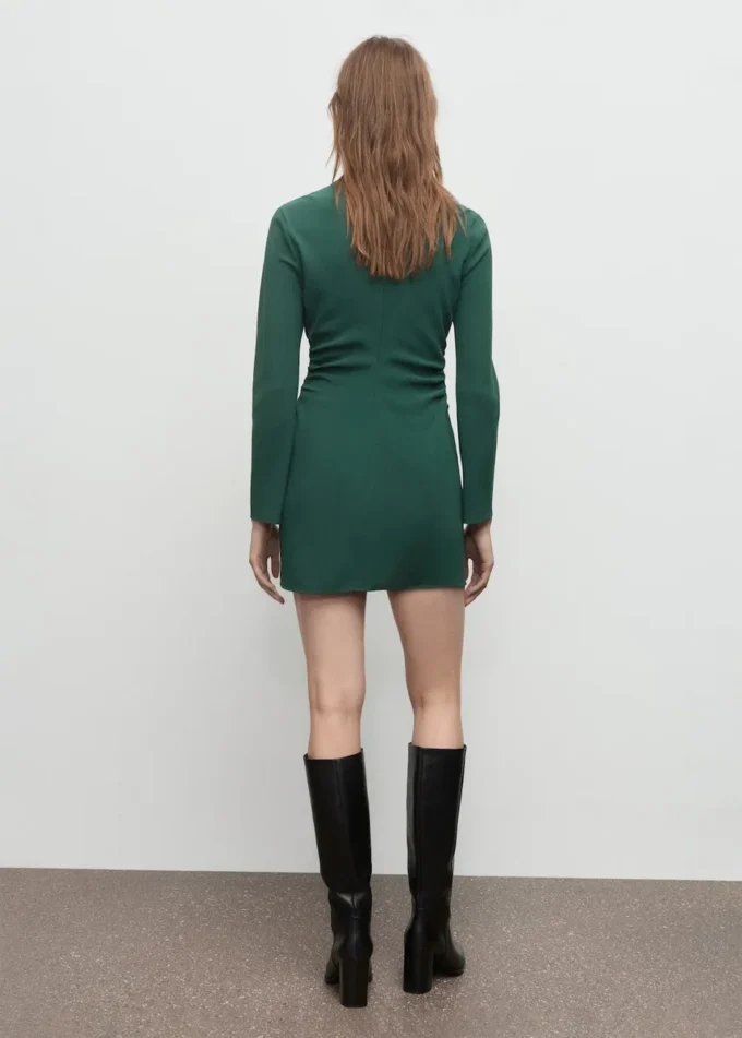 Abito con scollo a barchetta e ruches Abito con scollo a barchetta e ruches