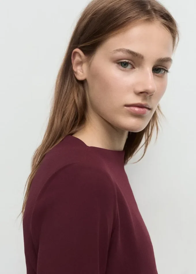 Abito con scollo a barchetta e ruches Abito con scollo a barchetta e ruches