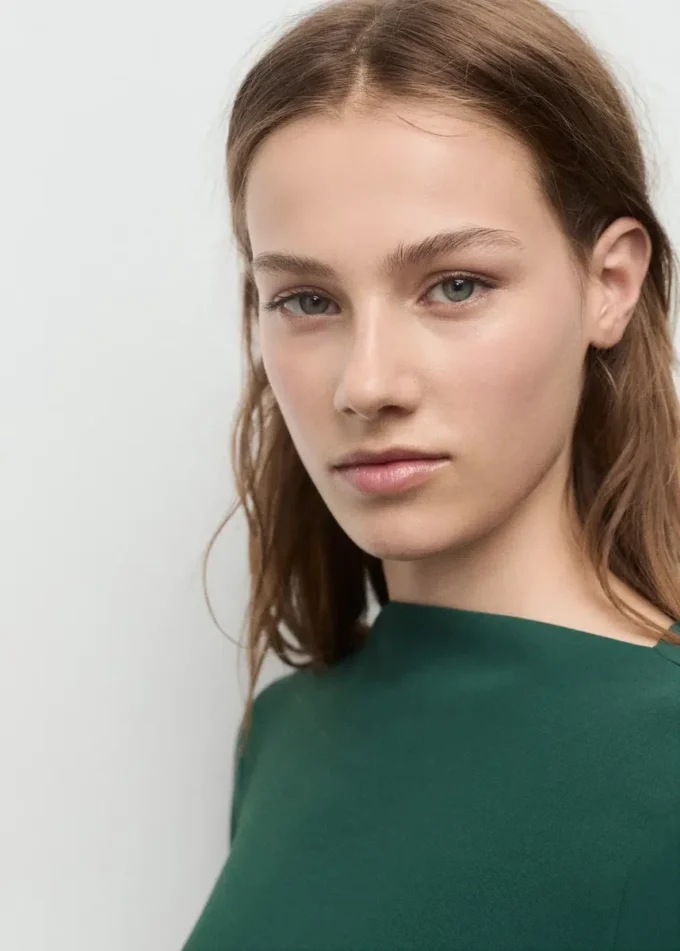 Abito con scollo a barchetta e ruches Abito con scollo a barchetta e ruches