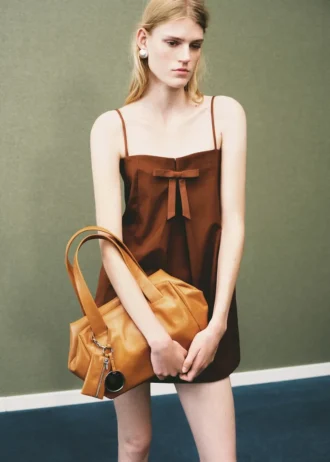 Abito con scollo a fiocco