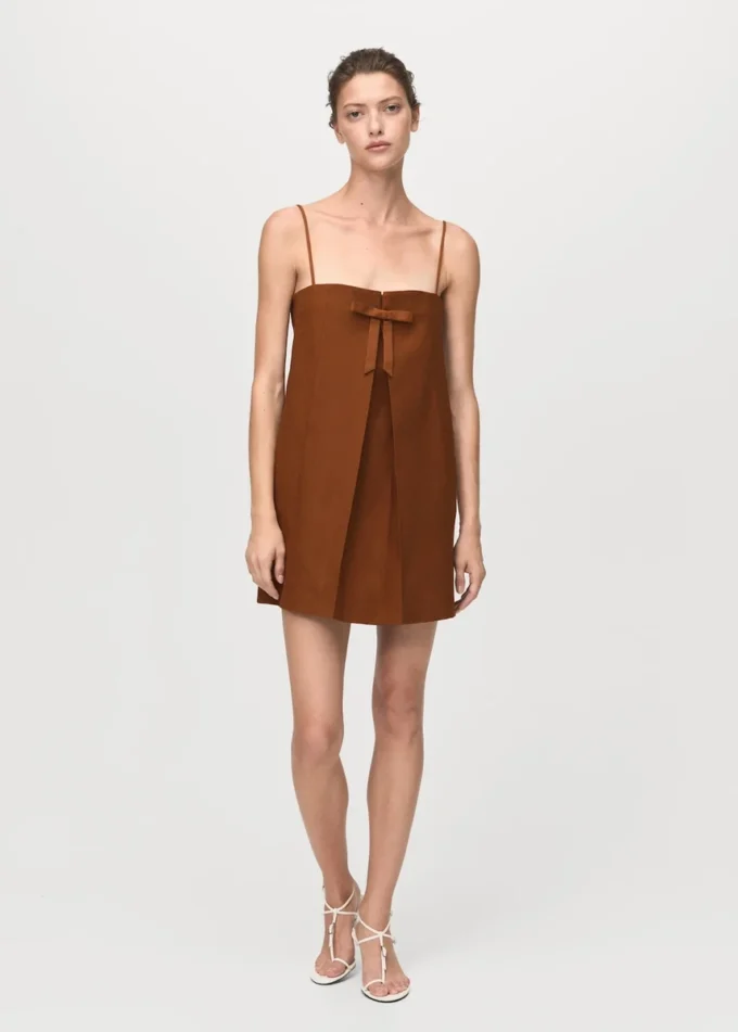 Abito con scollo a fiocco Abito con scollo a fiocco