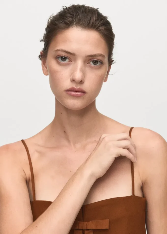 Abito con scollo a fiocco Abito con scollo a fiocco