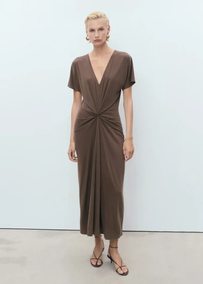 Abito con scollo a V e arricciatura sul collo Abito con scollo a V e arricciatura sul collo