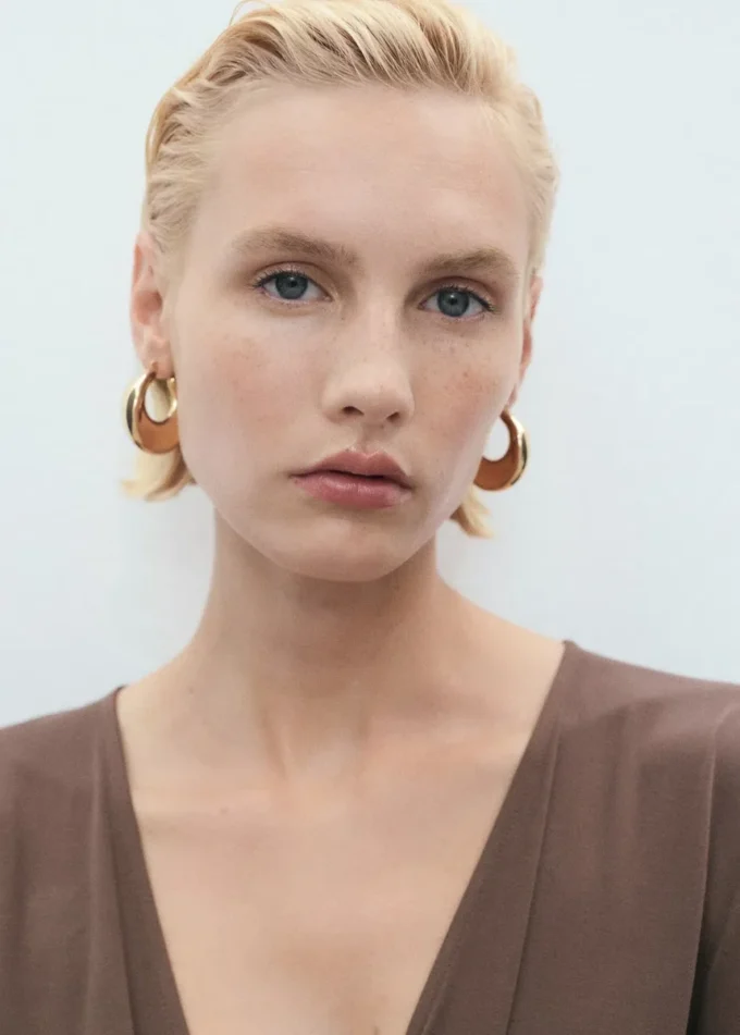 Abito con scollo a V e arricciatura sul collo Abito con scollo a V e arricciatura sul collo