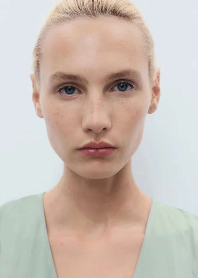 Abito con scollo a V e cuciture Abito con scollo a V e cuciture