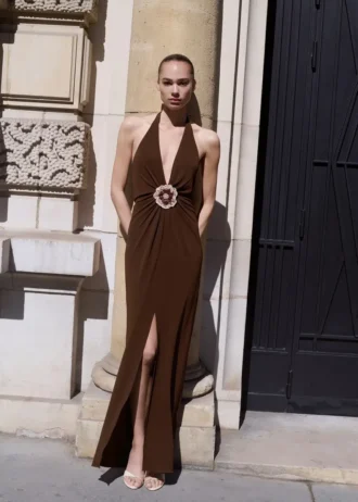 Abito con scollo all’americana e dettagli floreali