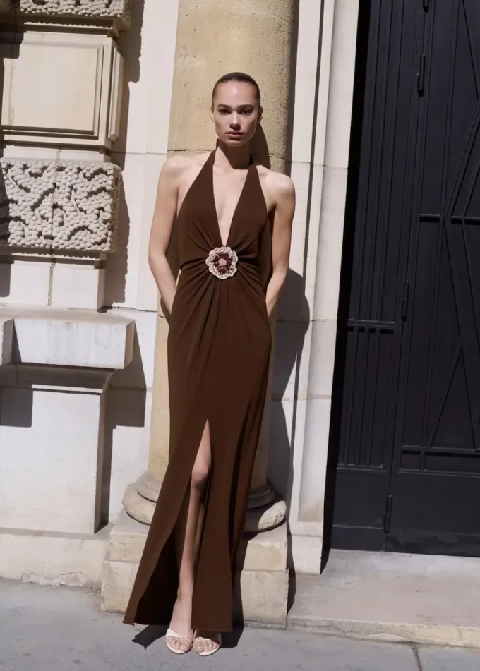 Abito con scollo all’americana e dettagli floreali Abito con scollo all’americana e dettagli floreali