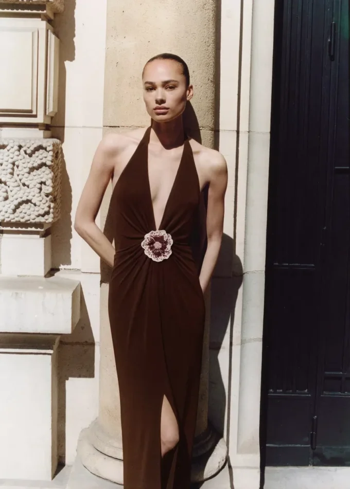 Abito con scollo all’americana e dettagli floreali Abito con scollo all’americana e dettagli floreali