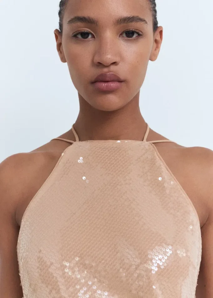 Abito con scollo all’americana e paillettes Abito con scollo all’americana e paillettes