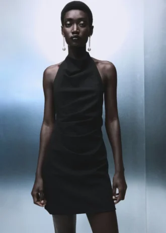 Abito con scollo all’americana e ruches