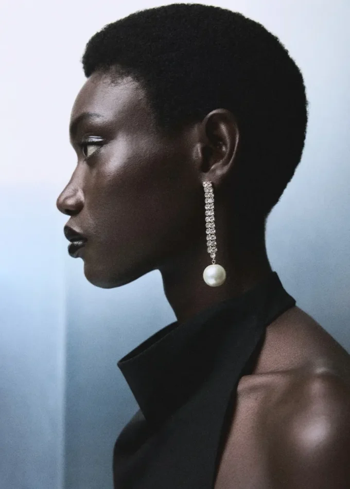 Abito con scollo all’americana e ruches Abito con scollo all’americana e ruches