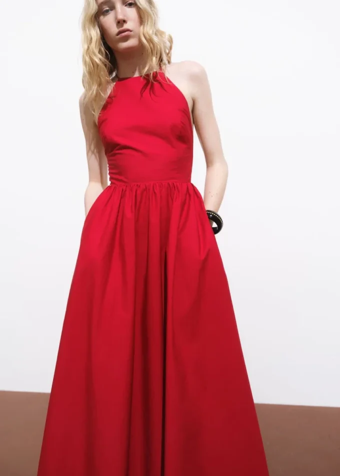 Abito con scollo all’americana e schiena incrociata Abito con scollo all’americana e schiena incrociata