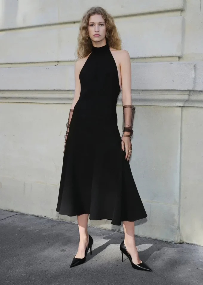 Abito con scollo all’americana e schiena scoperta Abito con scollo all’americana e schiena scoperta