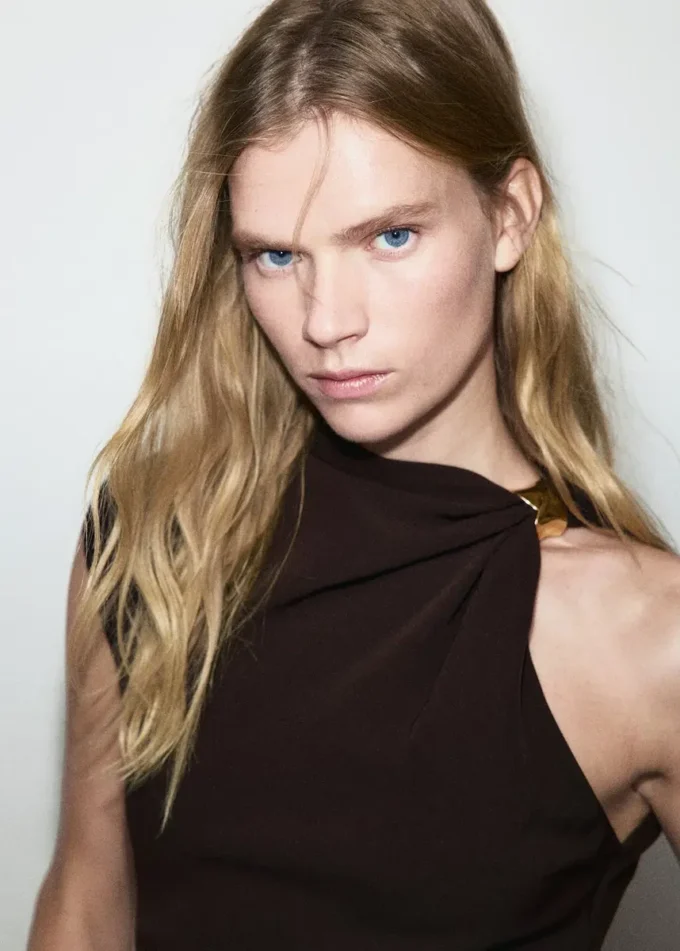 Abito con scollo asimmetrico e dettagli metallici Abito con scollo asimmetrico e dettagli metallici