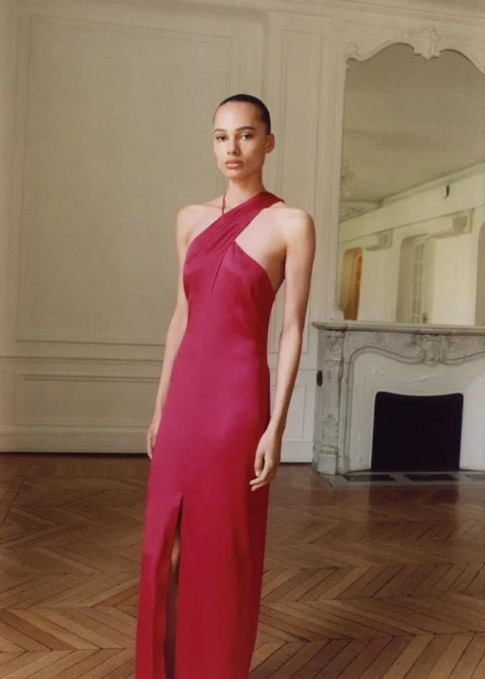 Abito con scollo incrociato e spacco Abito con scollo incrociato e spacco