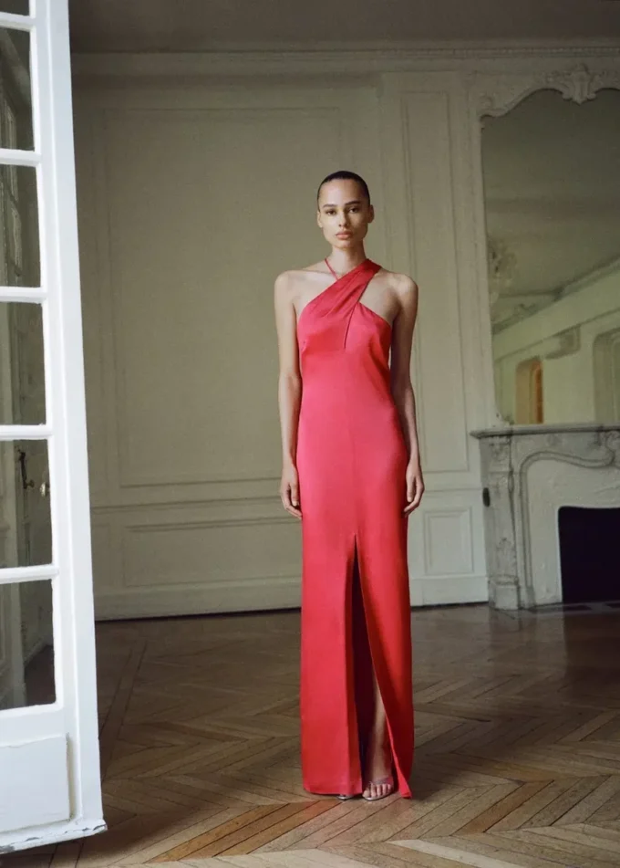 Abito con scollo incrociato e spacco Abito con scollo incrociato e spacco