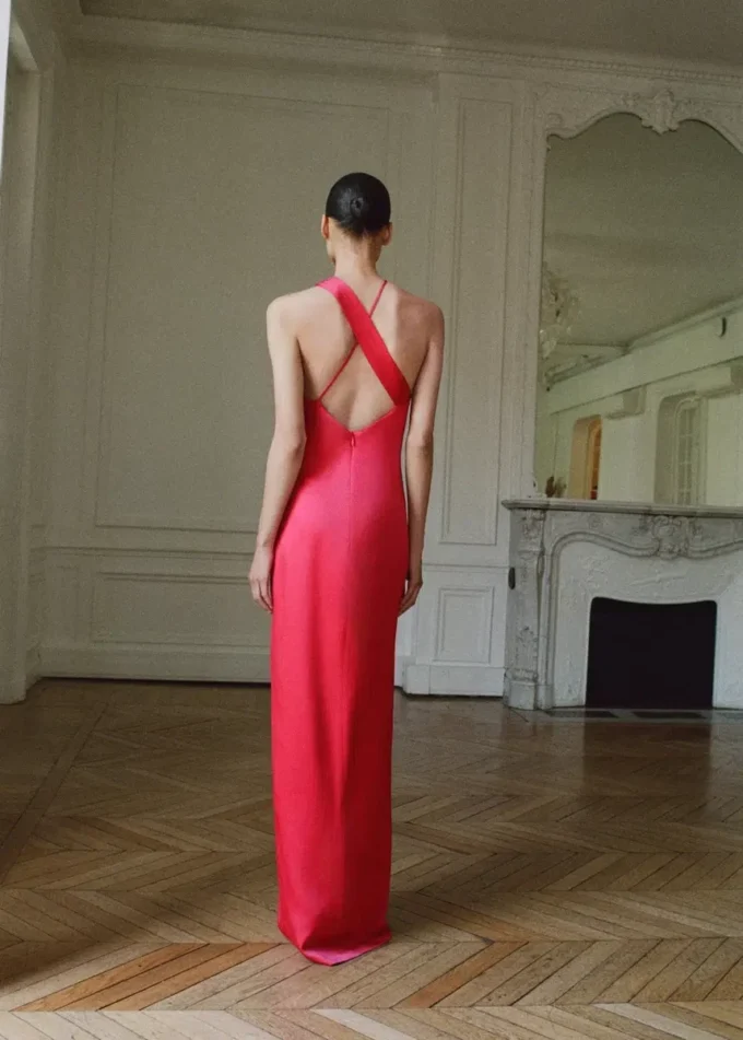 Abito con scollo incrociato e spacco Abito con scollo incrociato e spacco