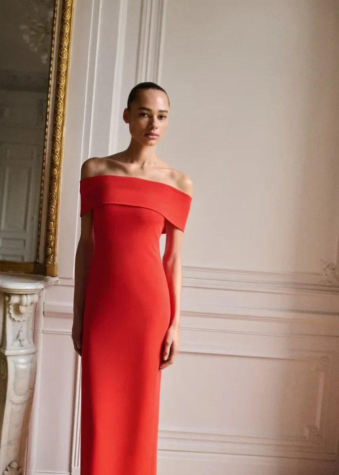 Abito con spalle scoperte e spacco Abito con spalle scoperte e spacco