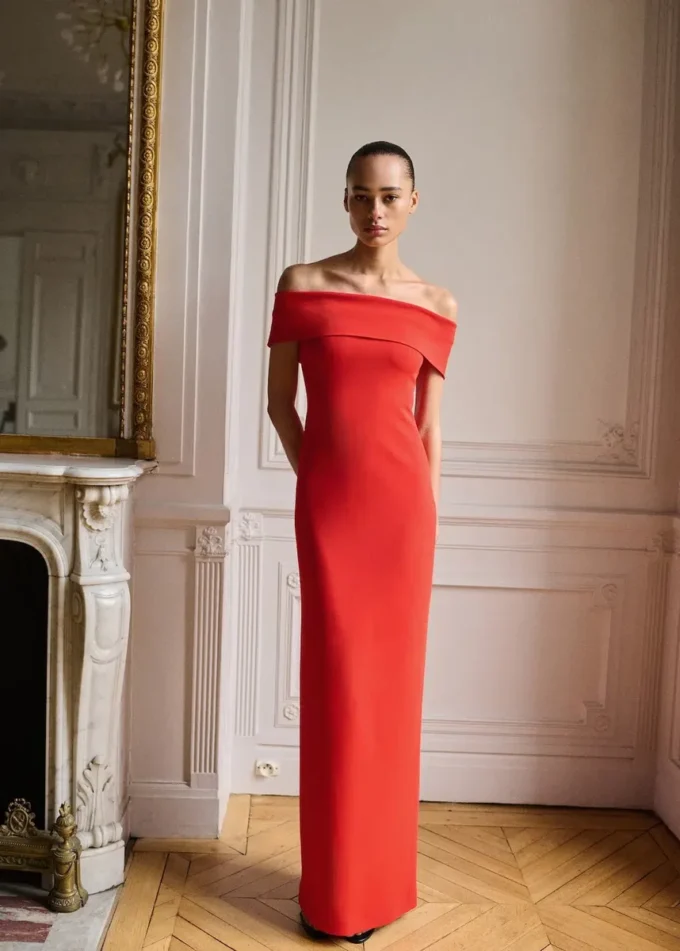 Abito con spalle scoperte e spacco Abito con spalle scoperte e spacco