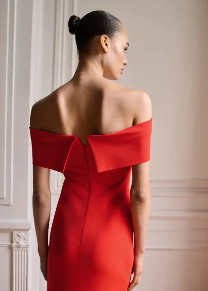 Abito con spalle scoperte e spacco Abito con spalle scoperte e spacco