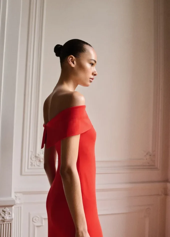 Abito con spalle scoperte e spacco Abito con spalle scoperte e spacco